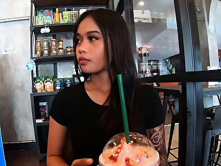 Starbucks coffee rendezvous apropos Japanese teenager